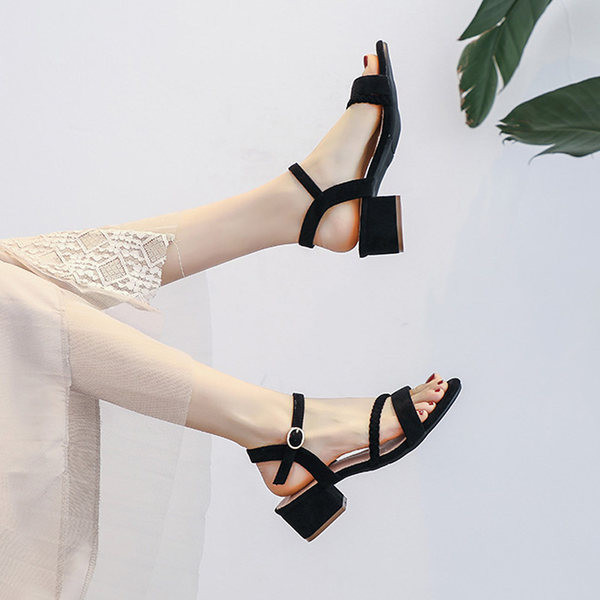 Moderne ženske sandale na četvrtastu petu