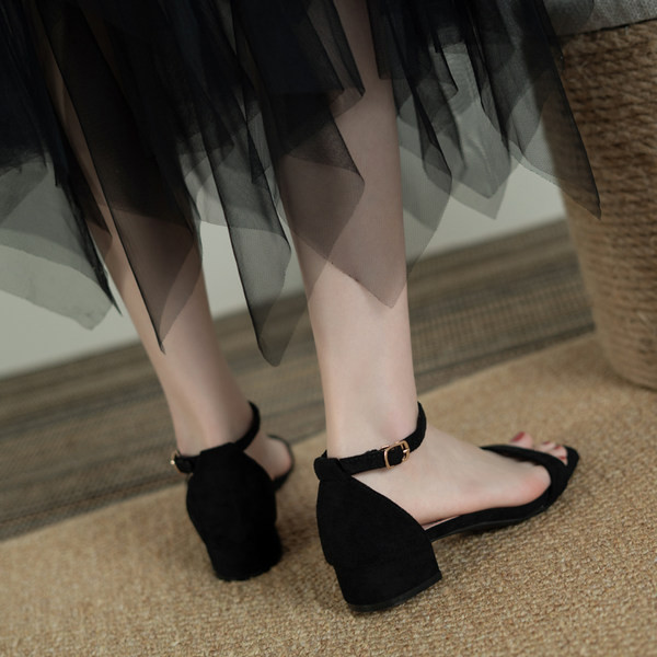 Novi model ženskih sandala na četvrtastu petu od 4 cm