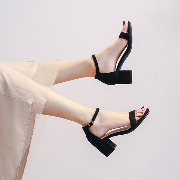 Μοντέρνα πέδιλα με τετράγωνο τακούνι για γυναίκες