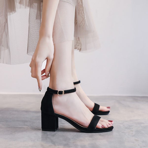 Μοντέρνα πέδιλα με τετράγωνο τακούνι για γυναίκες