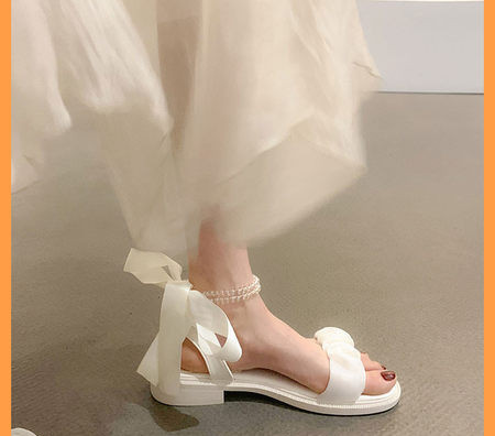 Elegantne ženske sandale od eko kože s perlama i trakom