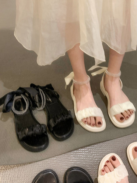 Elegantne ženske sandale od eko kože s perlama i trakom