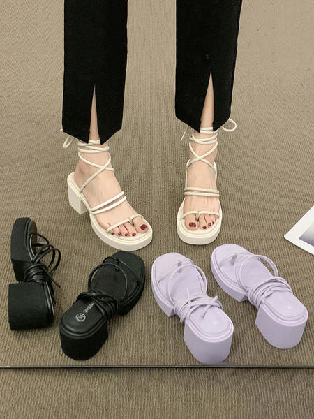 Ženske sandale s debelom četvrtastom petom i vezicama