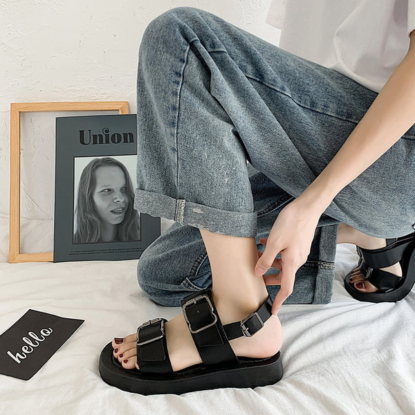 Ženske sandale od eko kože sa metalnom kopčom i ravnim đonom