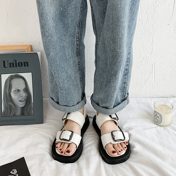 Ženske sandale od eko kože sa metalnom kopčom i ravnim đonom