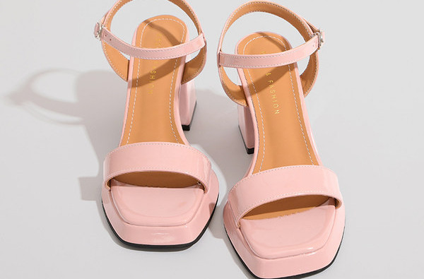 Ženske lakirane sandale na visoku petu