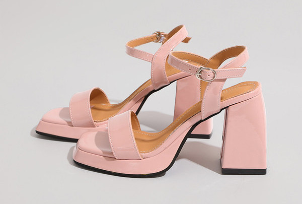 Ženske lakirane sandale na visoku petu