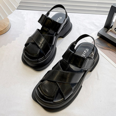 Μοντέρνα γυναικεία σανδάλια με δερμάτινα λουράκια