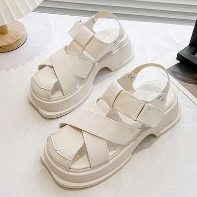 Μοντέρνα γυναικεία σανδάλια με δερμάτινα λουράκια