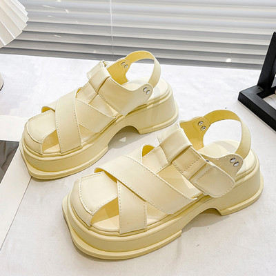 Μοντέρνα γυναικεία σανδάλια με δερμάτινα λουράκια