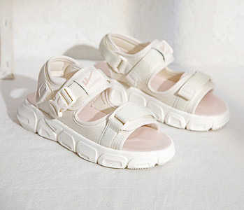 Sports-casual σανδάλια για γυναίκες - διάφορα μοντέλα