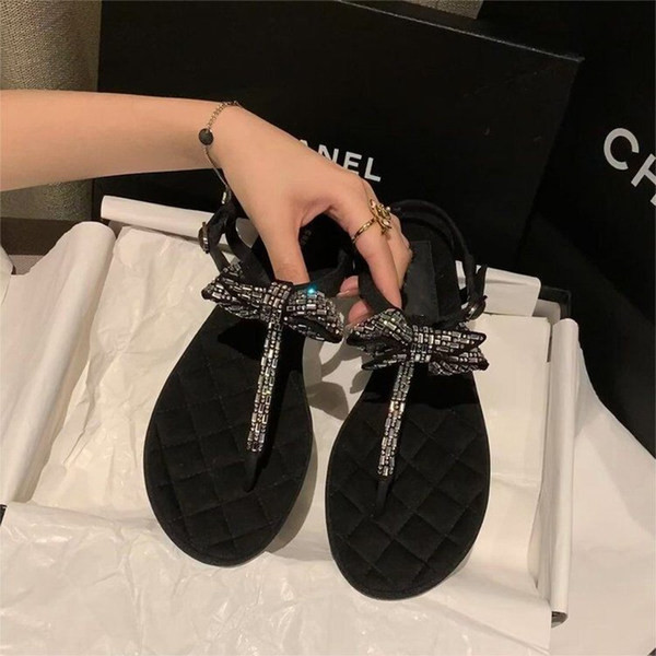 Ženske sandale između vrhova sa ukrasnim kamenčićima i metalnom kopčom