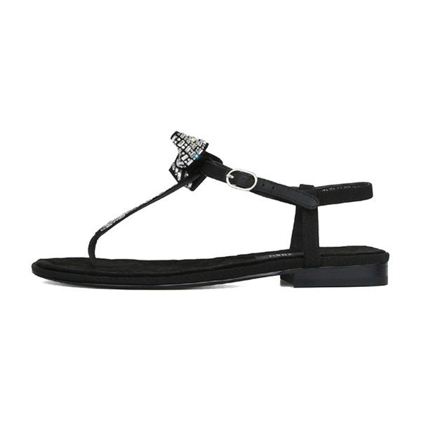 Ženske sandale između vrhova sa ukrasnim kamenčićima i metalnom kopčom