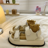 Γυναικεία πέδιλα με σόλα ύψους 4 cm και κούμπωμα με velcro