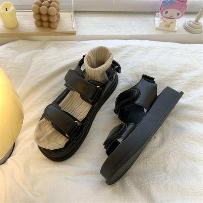 Γυναικεία πέδιλα με σόλα ύψους 4 cm και κούμπωμα με velcro