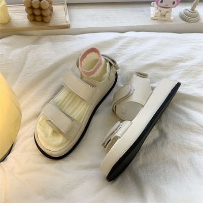 Γυναικεία πέδιλα με σόλα ύψους 4 cm και κούμπωμα με velcro