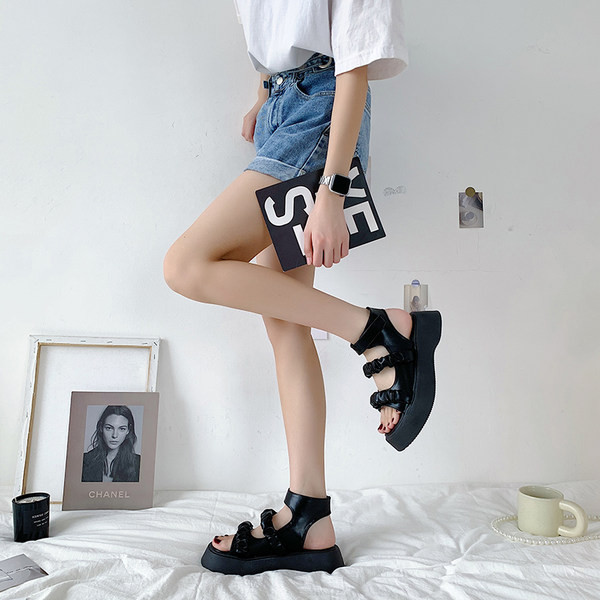 Μοντέρνα γυναικεία σανδάλια από οικολογικό δέρμα και πλατφόρμα