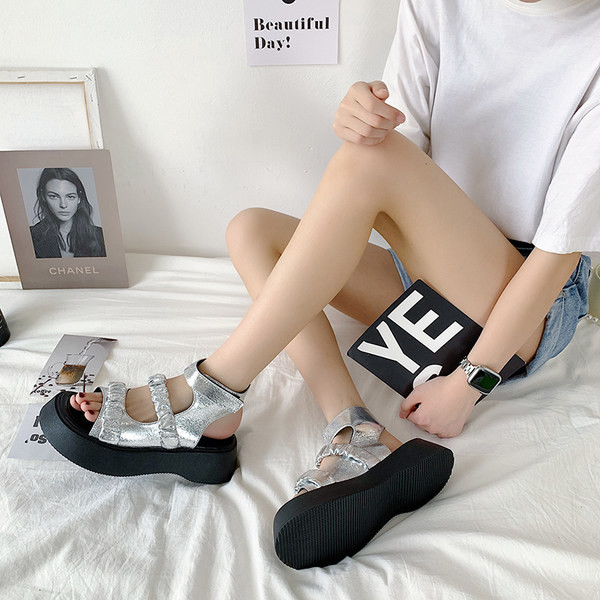 Μοντέρνα γυναικεία σανδάλια από οικολογικό δέρμα και πλατφόρμα