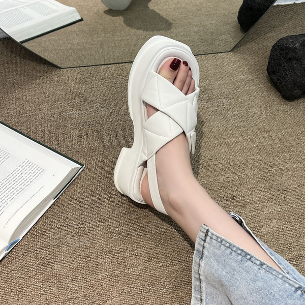 Novi model ženskih sandala na četvrtastu petu