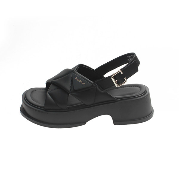 Novi model ženskih sandala na četvrtastu petu