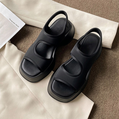 Γυναικεία πέδιλα με τραχιά σόλα σε μαύρο χρώμα