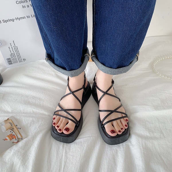 Ženske ležerne sandale od eko kože s metalnom kopčom