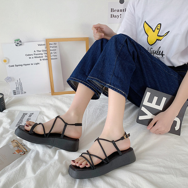 Ženske ležerne sandale od eko kože s metalnom kopčom