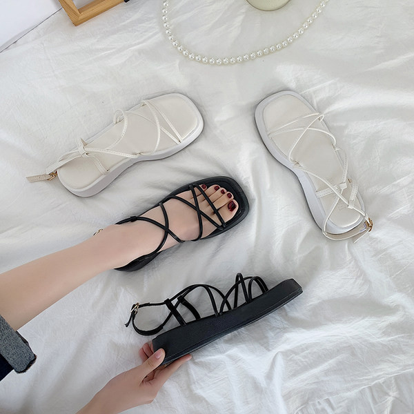 Ženske ležerne sandale od eko kože s metalnom kopčom