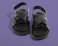 Ženske kožne sandale s ravnim potplatom i metalnim kopčanjem