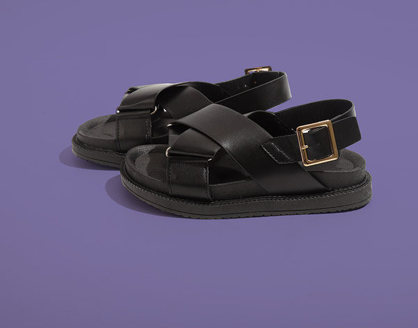 Ženske kožne sandale s ravnim potplatom i metalnim kopčanjem