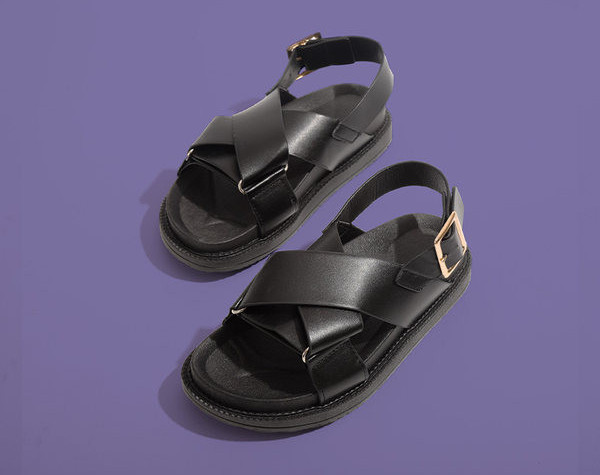 Ženske kožne sandale s ravnim potplatom i metalnim kopčanjem