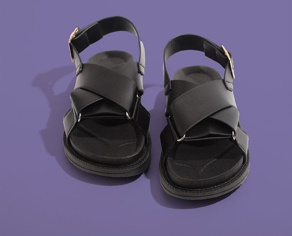 Ženske kožne sandale s ravnim potplatom i metalnim kopčanjem