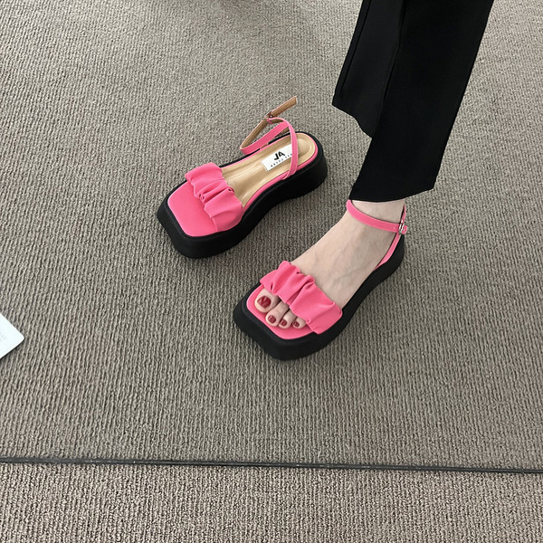 Γυναικεία τετράγωνα σανδάλια από οικολογικό δέρμα με μεταλλικό κούμπωμα