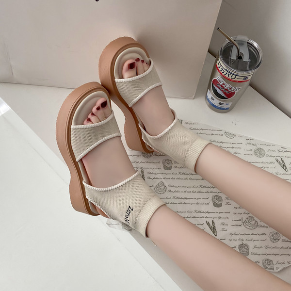 Γυναικεία πέδιλα με πλεκτά λουράκια