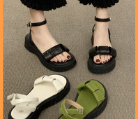 Γυναικεία casual πέδιλα με ψηλή σόλα και μεταλλικό κούμπωμα