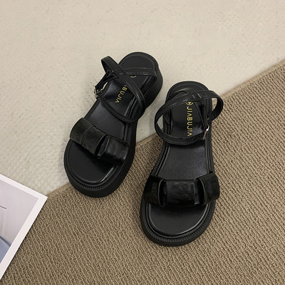 Γυναικεία casual πέδιλα με ψηλή σόλα και μεταλλικό κούμπωμα