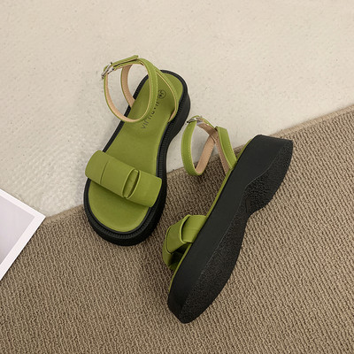 Γυναικεία casual πέδιλα με ψηλή σόλα και μεταλλικό κούμπωμα