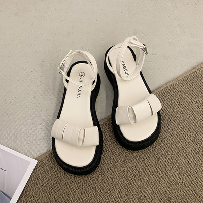 Γυναικεία casual πέδιλα με ψηλή σόλα και μεταλλικό κούμπωμα