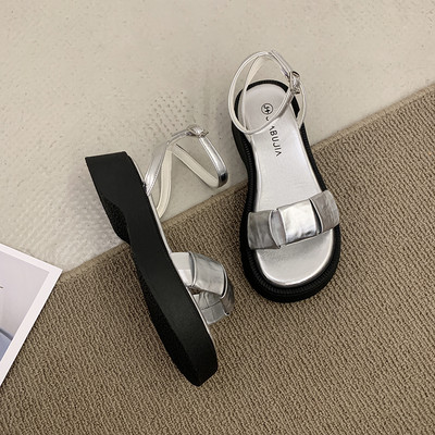 Γυναικεία casual πέδιλα με ψηλή σόλα και μεταλλικό κούμπωμα