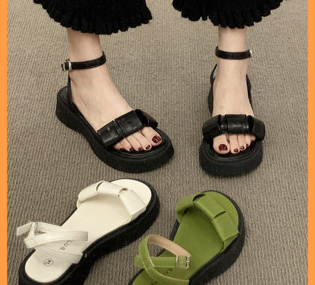 Γυναικεία casual πέδιλα με ψηλή σόλα και μεταλλικό κούμπωμα