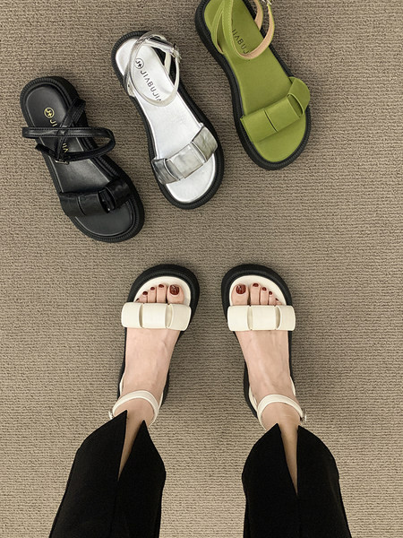 Γυναικεία casual πέδιλα με ψηλή σόλα και μεταλλικό κούμπωμα