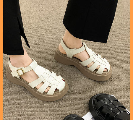 Ženske kožne sandale s kopčom