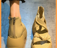 Γυναικεία μοντέρνα σανδάλια από οικολογικό δέρμα και κλείσιμο με φερμουάρ