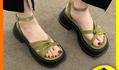 Γυναικείες casual παντόφλες ή σανδάλια με τραχιά σόλα