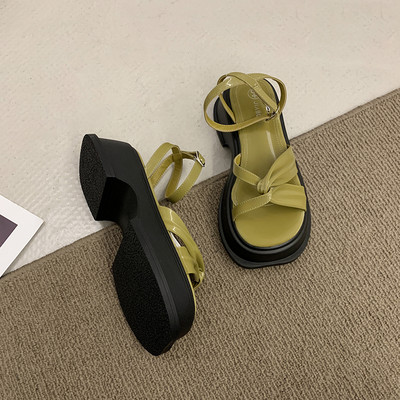 Γυναικείες casual παντόφλες ή σανδάλια με τραχιά σόλα