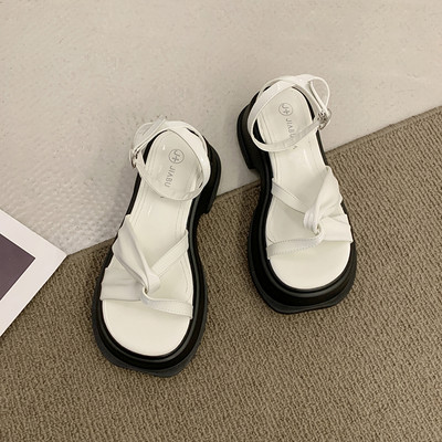 Γυναικείες casual παντόφλες ή σανδάλια με τραχιά σόλα