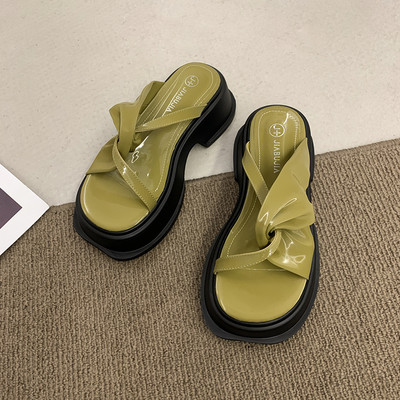 Γυναικείες casual παντόφλες ή σανδάλια με τραχιά σόλα