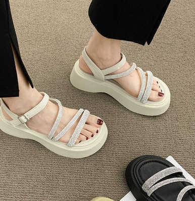 Ženske sandale sa visokim potplatom od 4,5 cm i ukrasnim kamenčićima