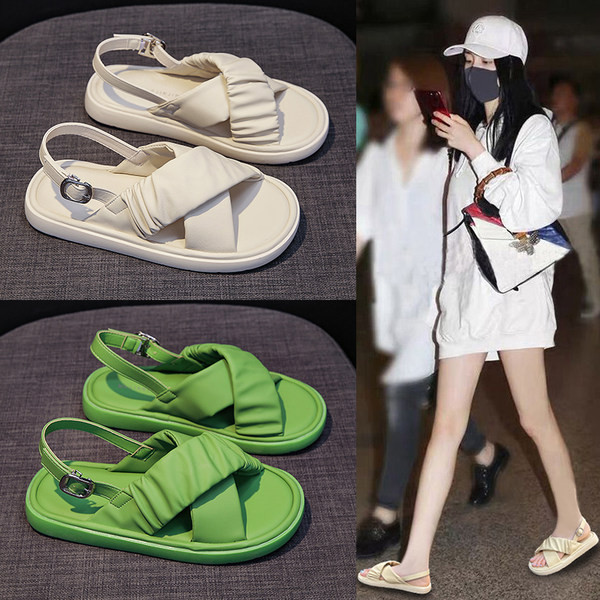 Ležerne sandale s nabranim križnim remenčićima