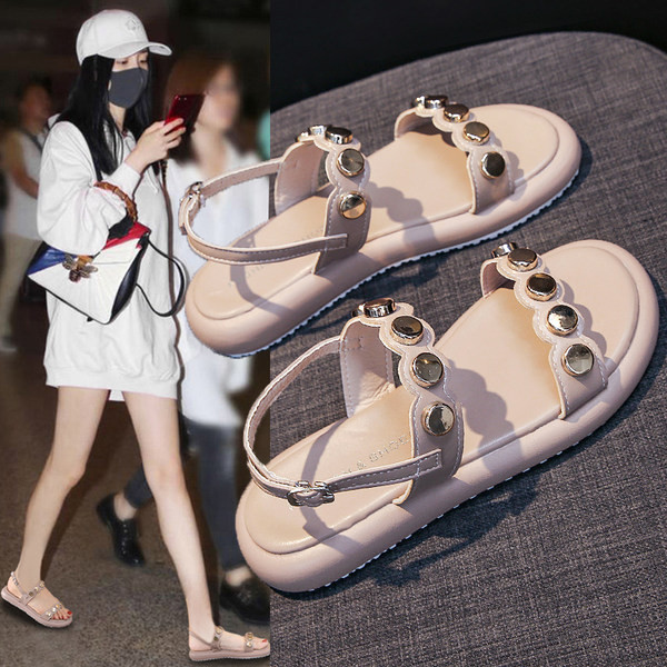 Casual γυναικεία σανδάλια από οικολογικό δέρμα με μεταλλικά στοιχεία